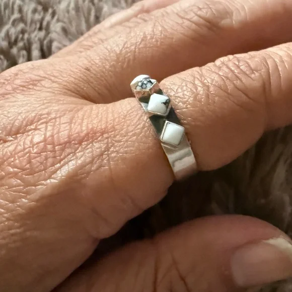 Sterling Silver band ring with white stones approx size 7-8 - Picture 3 of 11